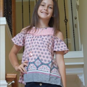 Adorable girls cold shoulder blouse with necklace